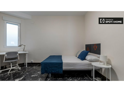 Room in 8-bedroom apartment in Ciutat Vella, Valencia - De inchiriat