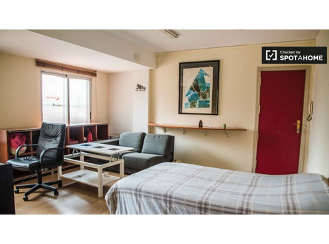 Camera in appartamento con 8 camere da letto a Nou… - In Affitto