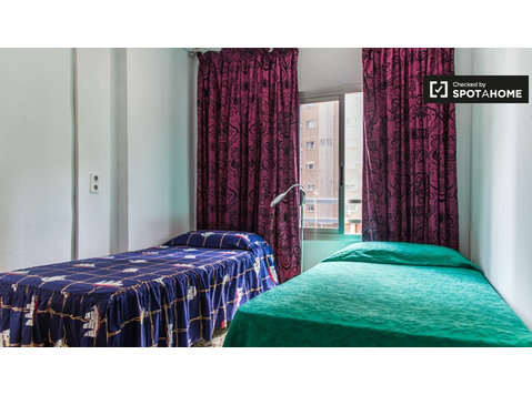 Room in 8-bedroom apartment in Nou d'Octubre, Valencia - De inchiriat