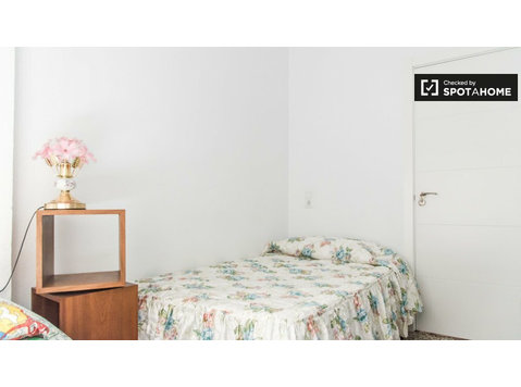 Zimmer in einem Apartment mit 8 Schlafzimmern in Nou… - Zu Vermieten