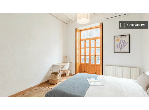 Quarto em apartamento compartilhado de 10 quartos para… - Aluguel