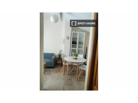 Se alquila habitación en piso compartido de 4 habitaciones… - Alquiler