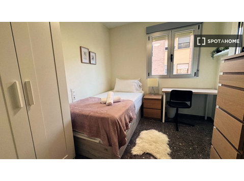 Habitación en piso compartido en alquiler en Campanar,… - Alquiler