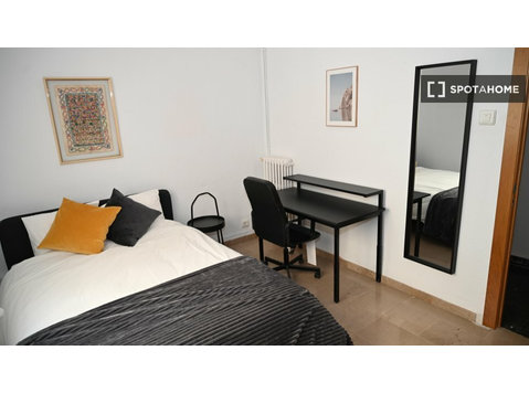Quarto em apartamento compartilhado para alugar em El… - Aluguel
