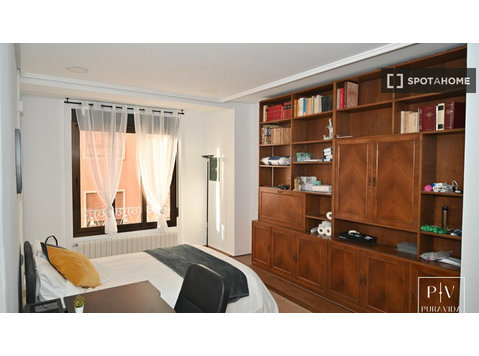 Quarto em apartamento compartilhado para alugar em El… - Aluguel