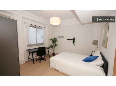 Quarto em apartamento compartilhado para alugar em El… - Aluguel
