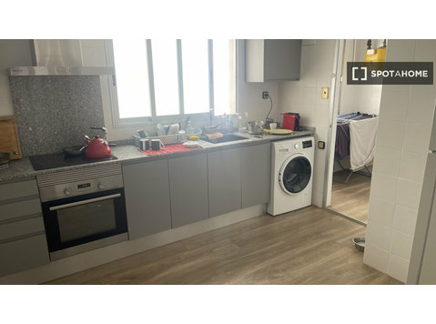 Chambre dans un appartement partagé de 4 chambres, Russafa - À louer