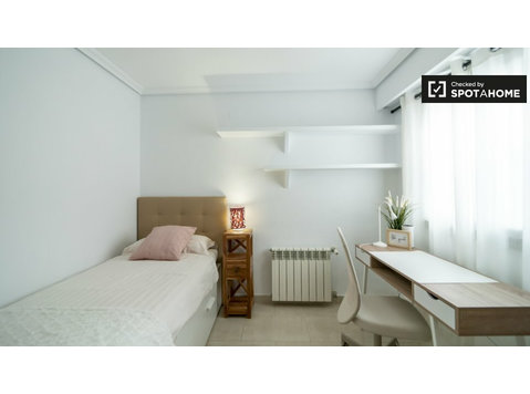 València'da ortak 4 yatak odalı dairede oda - Kiralık