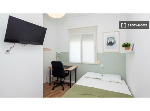 Zimmer in einer 5-Zimmer-Wohngemeinschaft, La Creu del Grau - Zu Vermieten