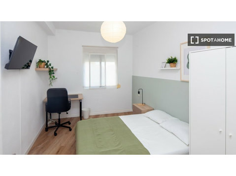 Zimmer in einer 5-Zimmer-Wohngemeinschaft, La Creu del Grau - Zu Vermieten