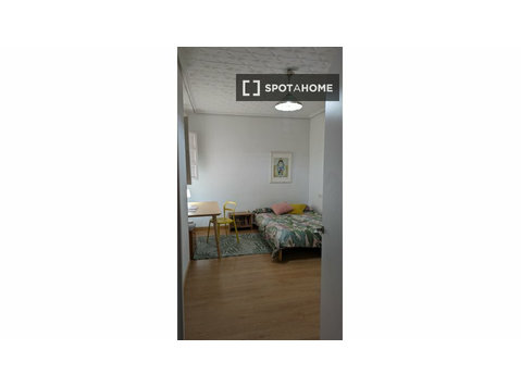 Room in shared apartment in València - Аренда