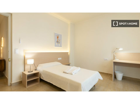 Quarto em apartamento partilhado, La Gran Vía, Valência. - Aluguel