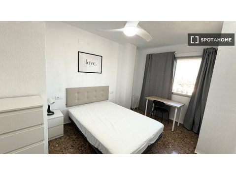 En Corts, Valencia'da kiralık paylaşımlı dairede oda - Kiralık