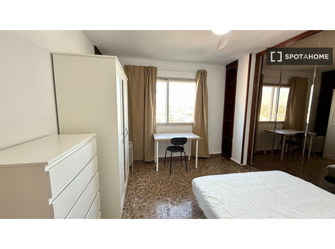 En Corts, Valencia'da kiralık paylaşımlı dairede oda - Kiralık