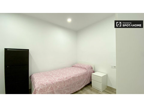 Room to rent in 3-bedroom apartment in L'Olivereta - Til Leie