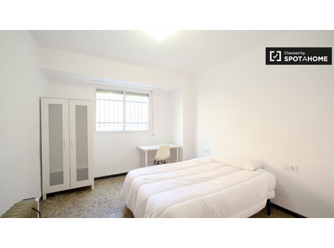 Zimmer zu vermieten in 4-Zimmer-Wohnung im entspannten… - Zu Vermieten