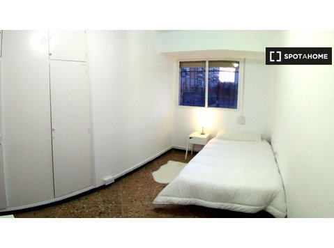 Room to rent in 4-bedroom apartment in relaxed Campanar - Na prenájom