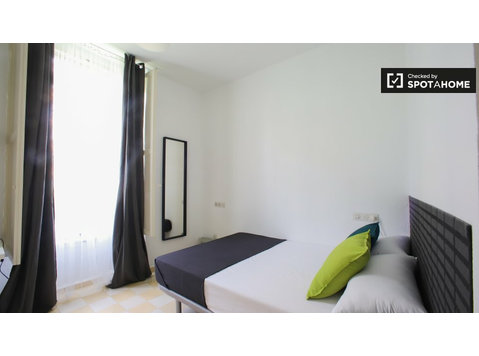 Room to rent in 5-bedroom apartment in bustling L'Eixample - For Rent