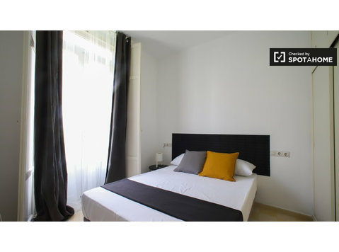 Room to rent in 5-bedroom apartment in lively L'Eixample - K pronájmu