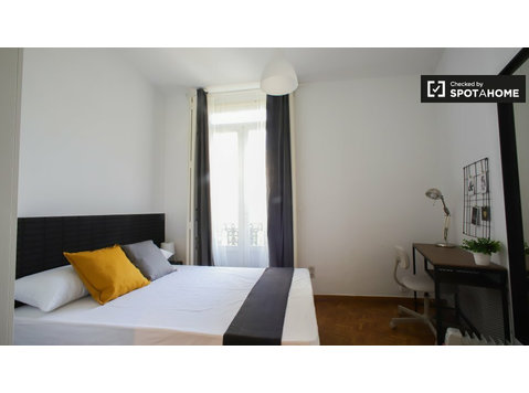 Room to rent in 5-bedroom apartment in trendy L'Eixample - For Rent