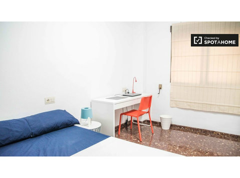 Algirós, Valencia 6 yatak odalı daire kiralamak için oda - Kiralık
