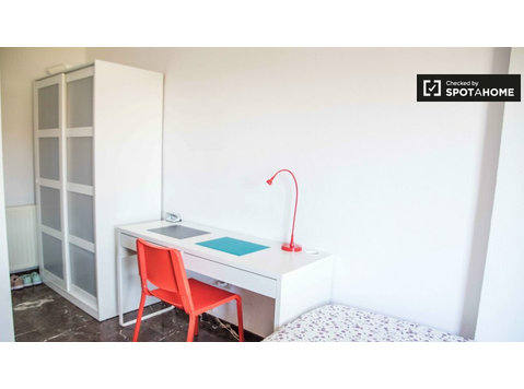 Zimmer zu vermieten in 6-Zimmer-Wohnung in Algirós, Valencia - Zu Vermieten