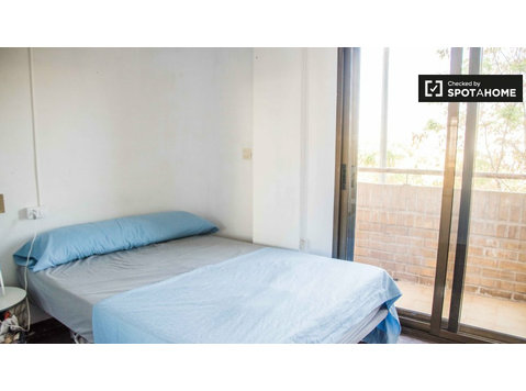 Room to rent in 6-bedroom apartment in Algirós, Valencia - Na prenájom
