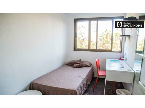 Algirós, Valencia 6 yatak odalı daire kiralamak için oda - Kiralık