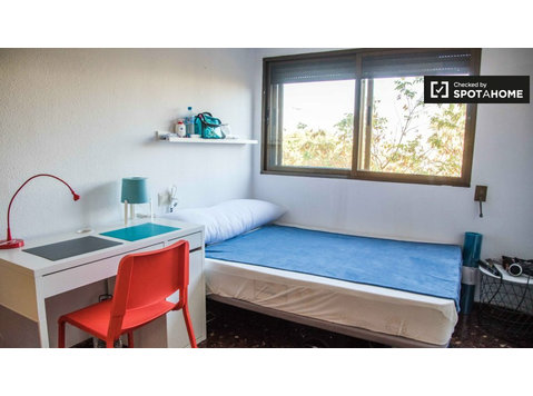 Zimmer zu vermieten in 6-Zimmer-Wohnung in Algirós, Valencia - Zu Vermieten