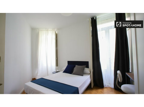 Zimmer zu vermieten in großer 5-Zimmer-Wohnung in L'Eixample - Zu Vermieten