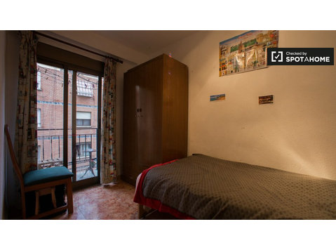 Quarto com varanda, apartamento de 3 quartos em Patraix,… - Aluguel