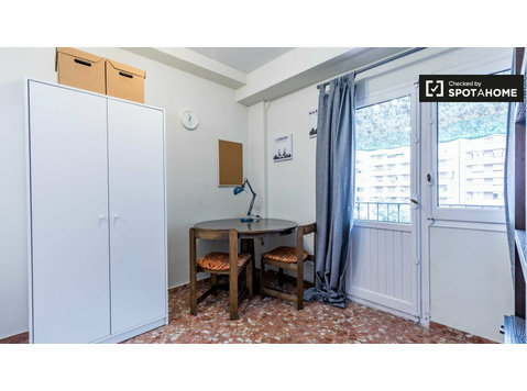 Zimmer mit Balkon zu vermieten, 5-Bettwohnung, El Pla del… - Zu Vermieten