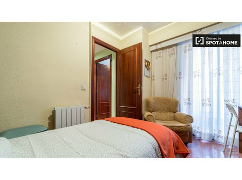 Pokój z balkonem w mieszkaniu z 5 sypialniami - Algirós,… - Do wynajęcia