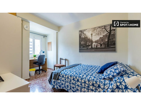 Quarto com mesa para alugar em um apartamento com 5 camas,… - Aluguel