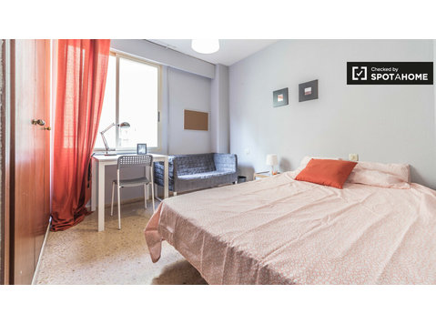Rooms for rent, 5-bedroom apartment, Ciutat Vella, Valencia - For Rent
