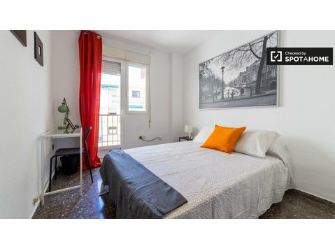 Rooms for rent, 5-bedroom apartment, Ciutat Vella, Valencia - Vuokralle