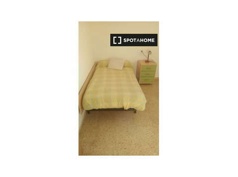 Valencia, Paterna 3 yatak odalı dairede kiralık odalar - Kiralık