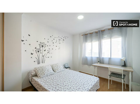 Rooms for rent in 3-bedroom apartment in Valencia - Kiadó