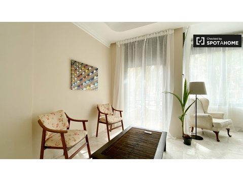 Rooms for rent in 4-bedroom apartment in Eixample, Valencia - For Rent