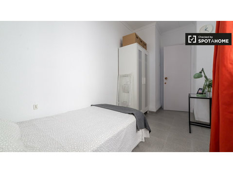 Rooms for rent in 4-bedroom apartment in Extramurs, Valencia - Ενοικίαση