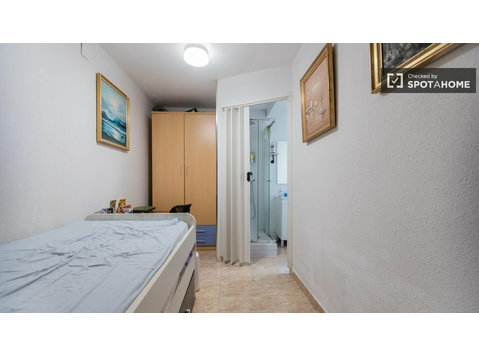 Rooms for rent in 4-bedroom apartment in Jesús, Valencia - 임대