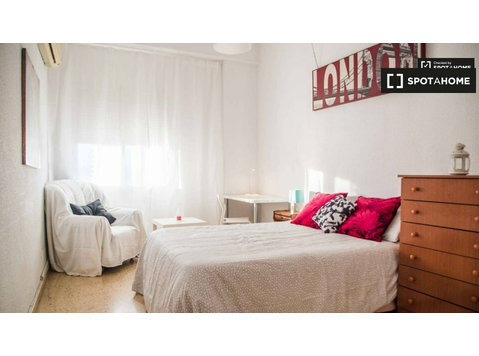 Pokoje do wynajęcia w 4-pokojowym mieszkaniu w Walencji - Do wynajęcia