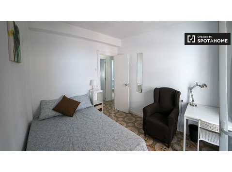 Camere in affitto in appartamento con 4 camere da letto a… - In Affitto