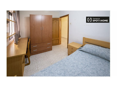 Rooms for rent in  4 bedroom apartment in Valencia - Na prenájom