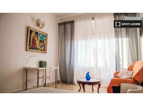 Rooms for rent in 4-bedroom apartment in Valencia - Til Leie