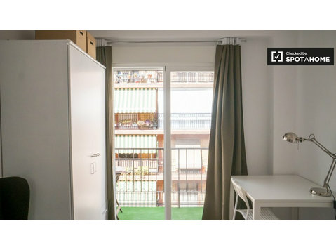 Valencia'da 4 yatak odalı dairede kiralık odalar - Kiralık