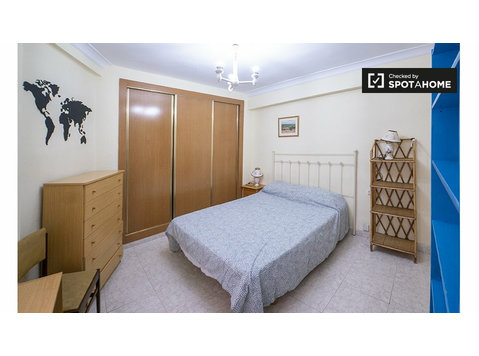 Rooms for rent in  4 bedroom apartment in Valencia - 임대