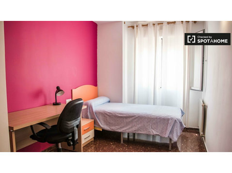 Habitaciones en apartamento de 5 dormitorios en Algirós,… - Alquiler