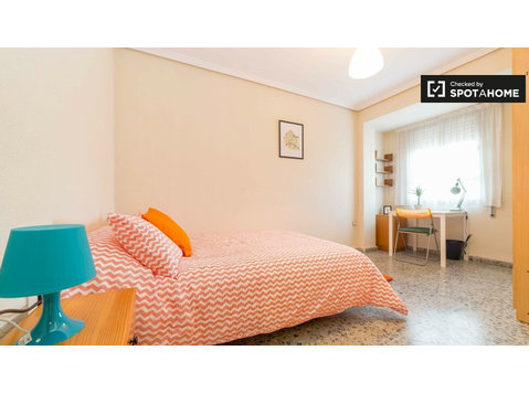 Rooms for rent in 5-bedroom apartment in Algirós, Valencia - For Rent