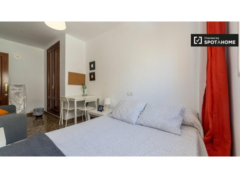 Rooms for rent in 5-bedroom apartment in  Camins al grao - Te Huur